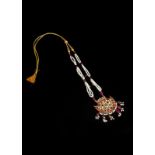 Perlenkette mit emailliertem Goldanhänger im Mogul-Stil