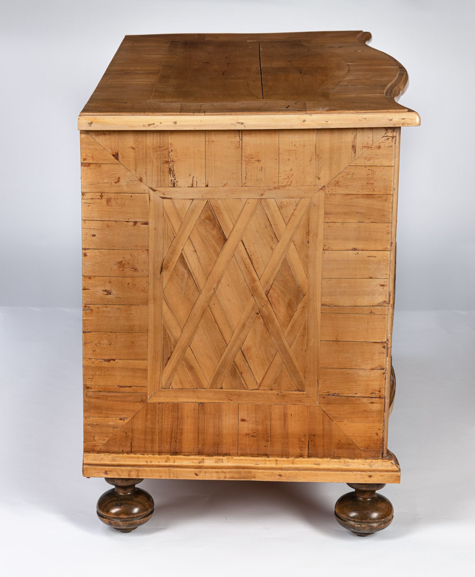 A SOUTH GERMAN FRUITWOOD COMMODE - Image 6 of 7