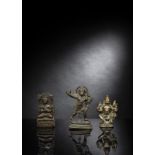 Drei Bronzen mit Darstellungen des Buddha Shakaymuni, Hanuman und Narashima