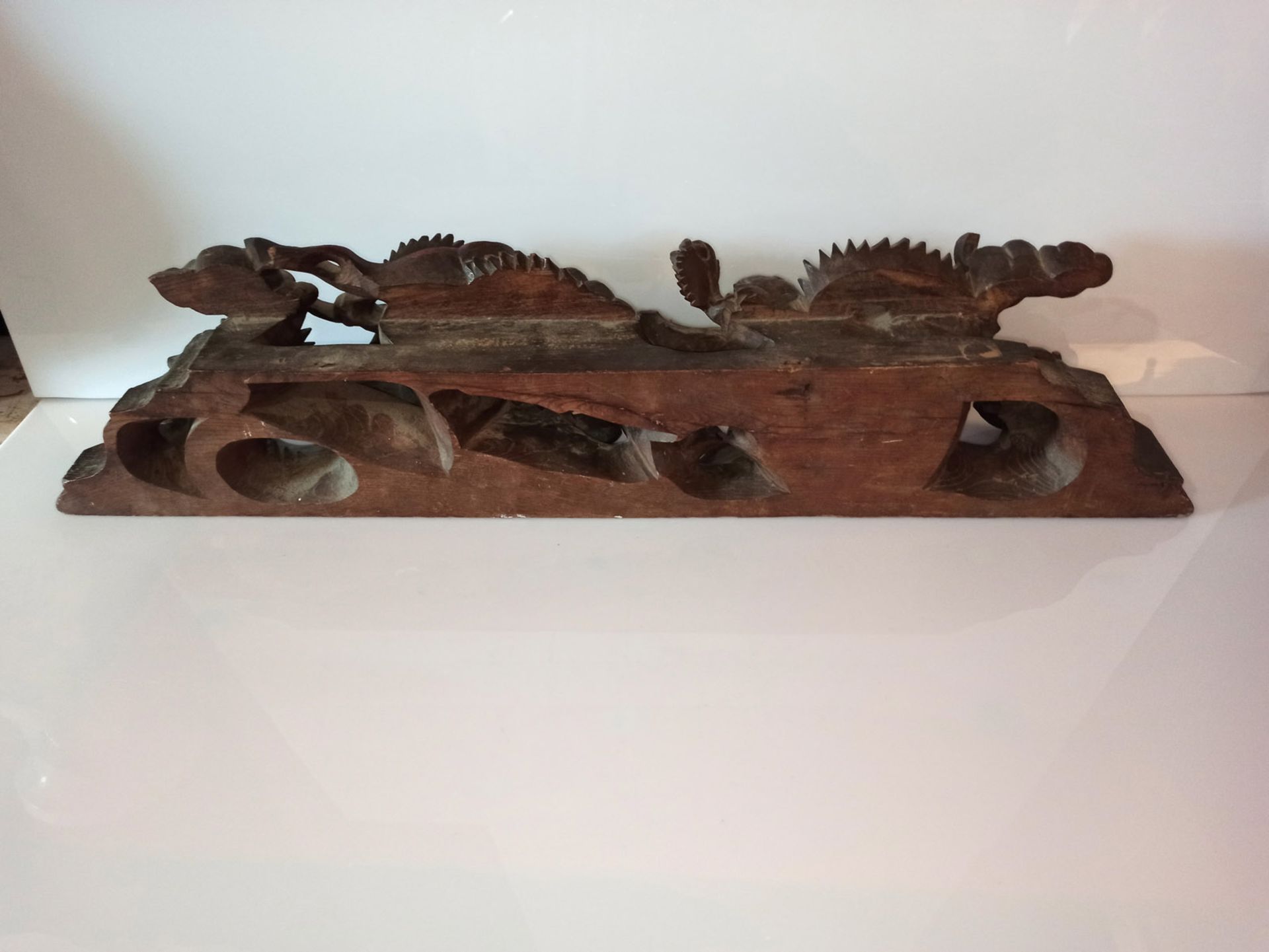 Zierleiste aus Holz mit geschnitztem Dekor eines sich windenden Drachens zwischen Gischt teils mit  - Bild 4 aus 5