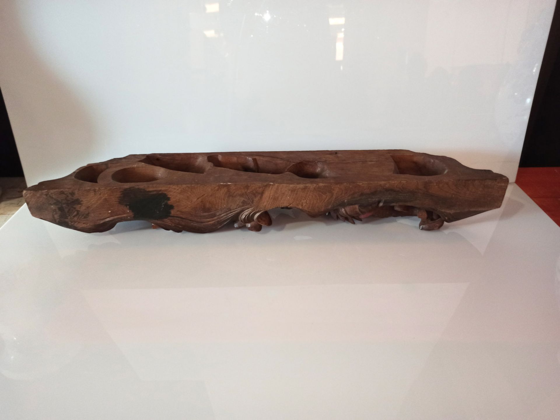 Zierleiste aus Holz mit geschnitztem Dekor eines sich windenden Drachens zwischen Gischt teils mit  - Bild 5 aus 5