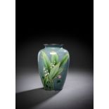 Feine Cloisonné-Vase mit Dekor von Maiglöckchen und blühendem Klee auf graublauem Grund