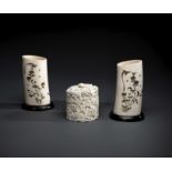 Gruppe von drei Shibayama-Arbeiten aus Elfenbein: Paar Pinselbecher und Deckeldose