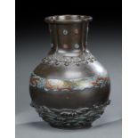 Vase aus Bronze mit reliefiertem Dekor von Gischt und Wellen und einer Bordüre mit Hoo-Vögeln teils