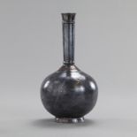 Feine Bidri-Vase aus Stahl mit kugeligem Korpus und langgezogenem Hals. Dekor von grazilen Blütendo