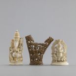 Schnitzerei aus Knochen und zwei Elfenbein-Schnitzereien mit Darstellungen des Ganesha