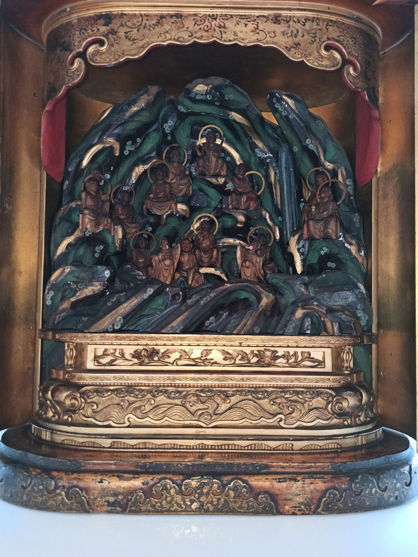 Schrein mit 13 der 18 Rakan aus Holz mit farbiger Fassung, der Schrein mit Goldlackdekor und Kupfer - Bild 7 aus 8