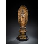 Figur des Kannon auf einem prächtigen Sockel vor einer Mandorla stehend, Holz mit Lackauflage und V