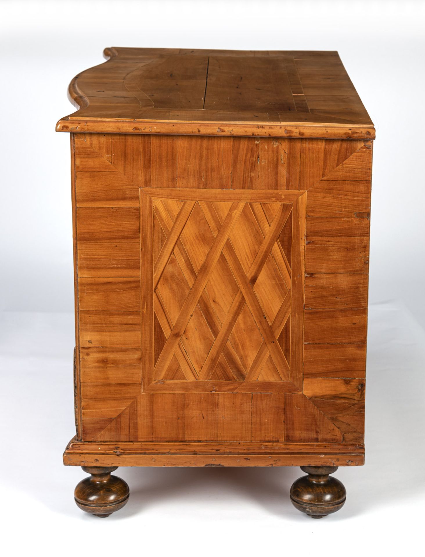 A SOUTH GERMAN FRUITWOOD COMMODE - Image 4 of 7