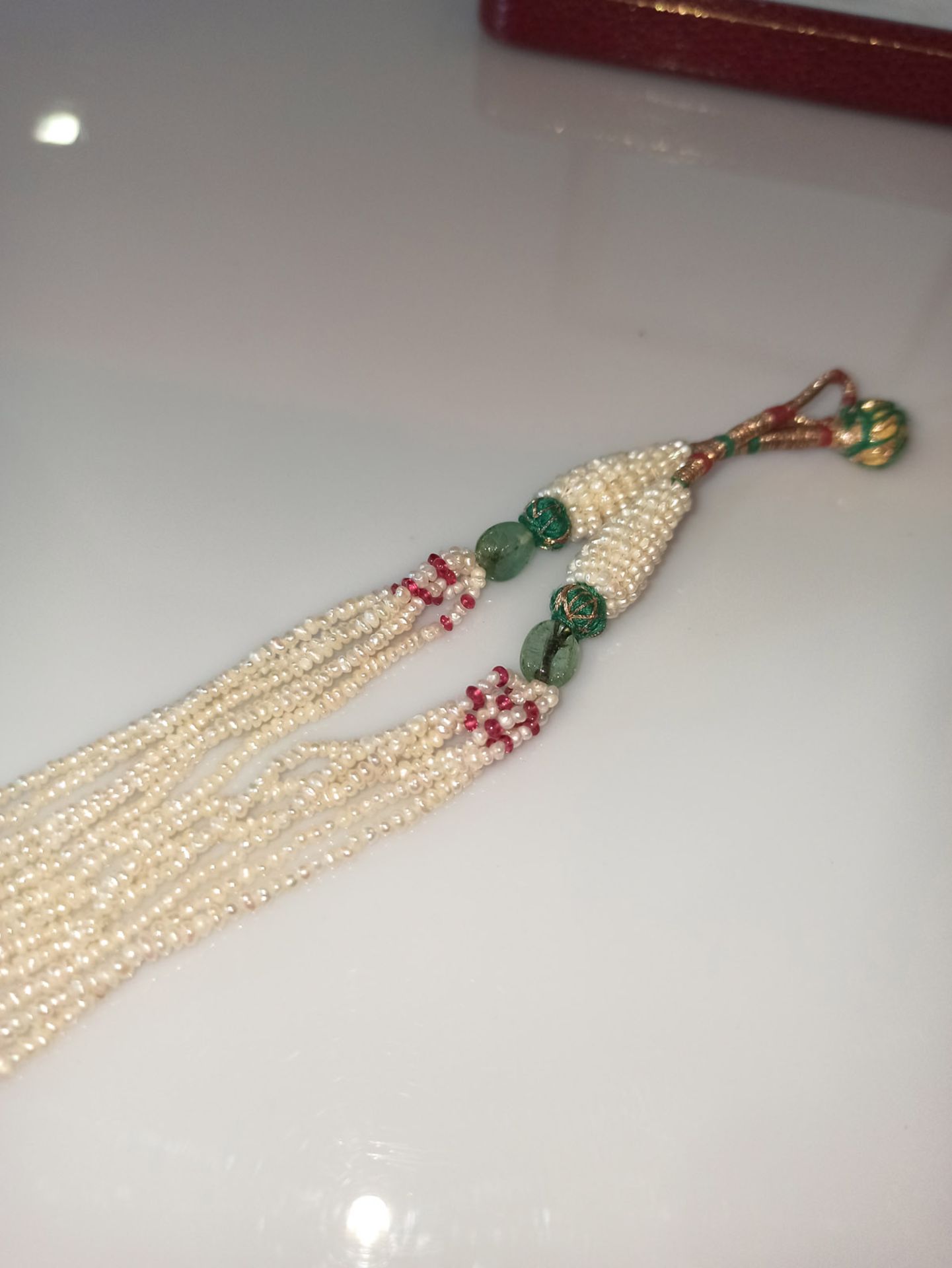 A PEARL NECKLACE WITH INLAID GOLD PENDANT IN MUGHAL STYLE - Image 5 of 5