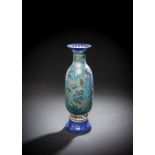 Vase aus Porzellan mit unterglasurblauen, floralen Mustern am Rand und Stand, die Wandung mit Clois
