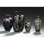 Fünf kleine Cloisonné-Vasen, u.a. ein Paar mit floralem Dekor bzw. Schmetterlingen
