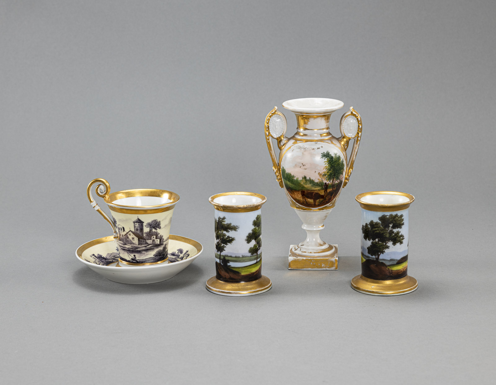 Drei Vasen, Tasse und Untertasse - Bild 2 aus 3
