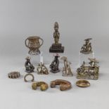 Konvolut von 13 Objekten aus Metall bzw. Keramik, u.a. Figuren und Schmuck