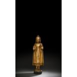 Figur des stehenden Buddha aus Holz mit Lackvergoldung und Fassung