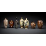 Gruppe von sieben Cloisonné-Vasen, teils mit Aventurin-Dekor, draunter ein Paar