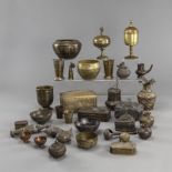 Konvolut Bronze- und Metallarbeiten, u.a. Deckelgefäße und Schalen