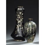 Cloisonné-Vase mit Dekor von Pflaumenblüten und Chidori, Cloisonné-Vase mit Glyzinien und kleine Vä