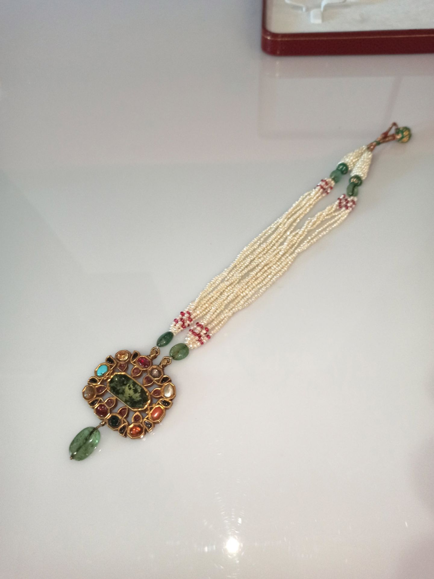 A PEARL NECKLACE WITH INLAID GOLD PENDANT IN MUGHAL STYLE - Image 3 of 5