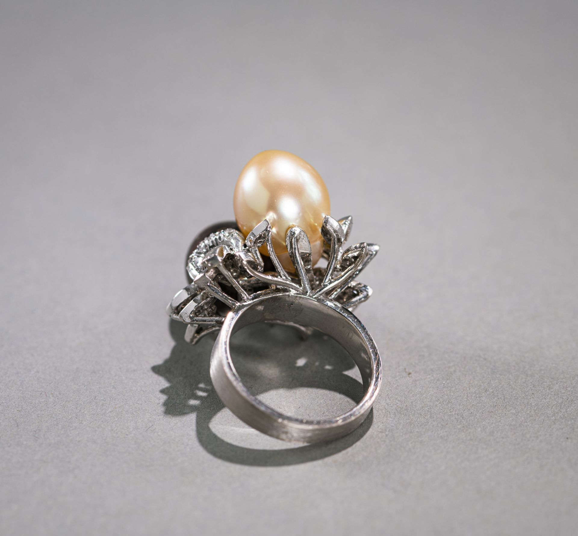 A DECORATIVE PEARL AND DIAMOND RING - Image 5 of 6