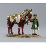 Feine vollplastische Figur eines Pferdes mit Führers im Moghul-Stil. Gold mit polychromer Emaildeko