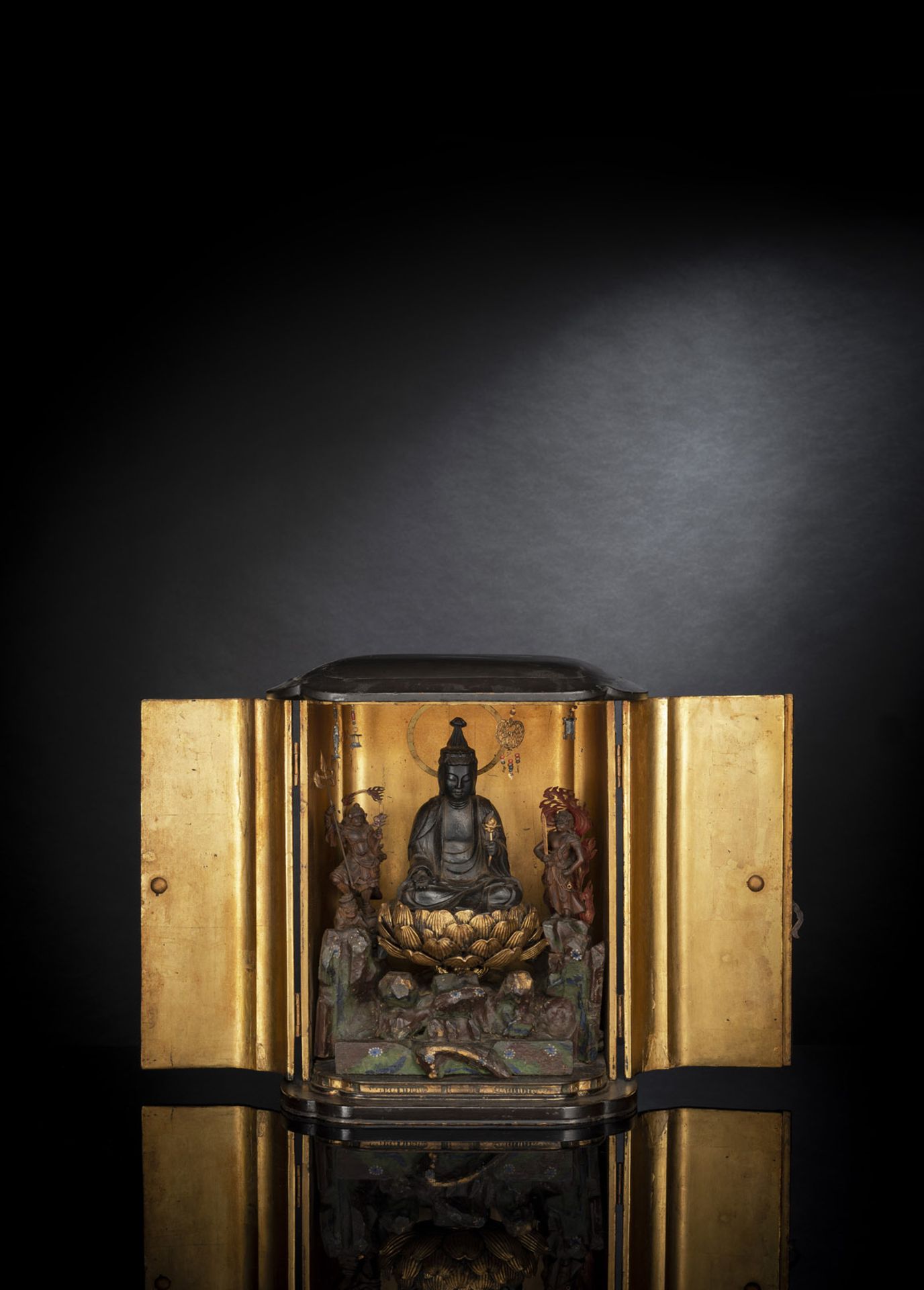 Altarschrein mit Darstellung des Kannon flankiert von Bishamonten und Fudo Myô-ô