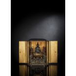 Altarschrein mit Darstellung des Kannon flankiert von Bishamonten und Fudo Myô-ô