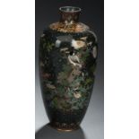 Cloisonné-Vase mit dunkelgrünem Fond, Aventurin-Flecken, Vögeln und Blüten