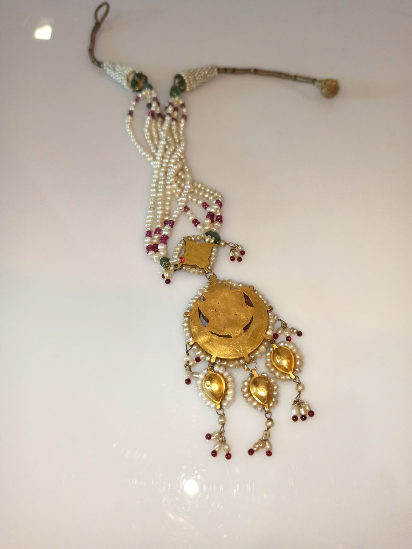 A FRESH-WATER PEARL NECKLACE IN MUGHAL STYLE - Image 3 of 4