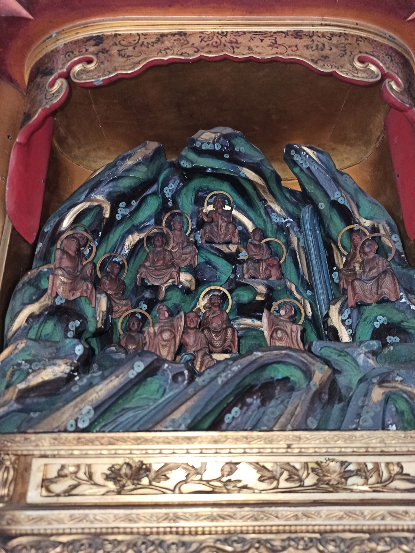 Schrein mit 13 der 18 Rakan aus Holz mit farbiger Fassung, der Schrein mit Goldlackdekor und Kupfer - Bild 8 aus 8
