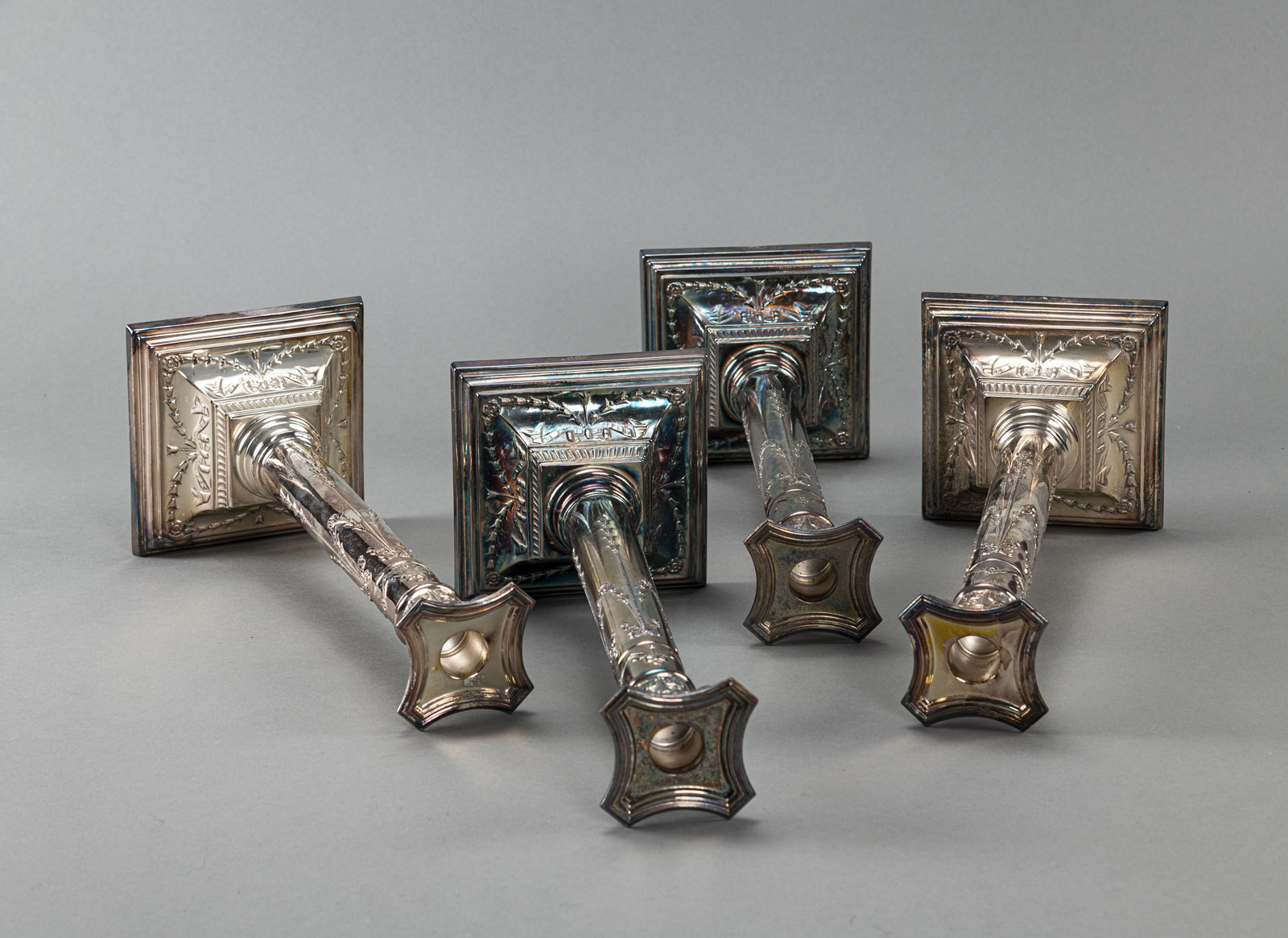 A SET OF FOUR CANDLESTICKS - Image 3 of 6