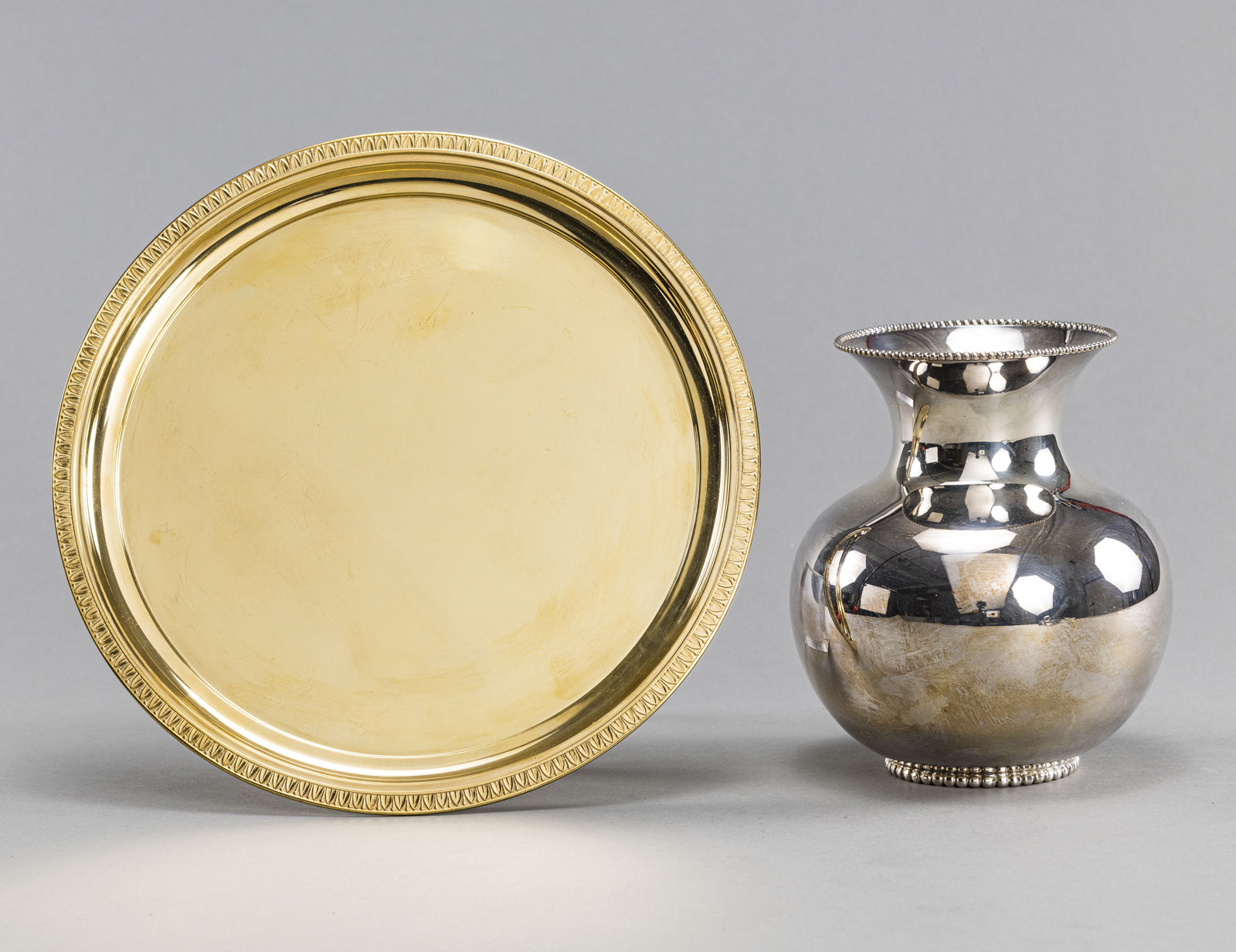 A SILVERGILT TRAY AND A VASE - Image 2 of 5