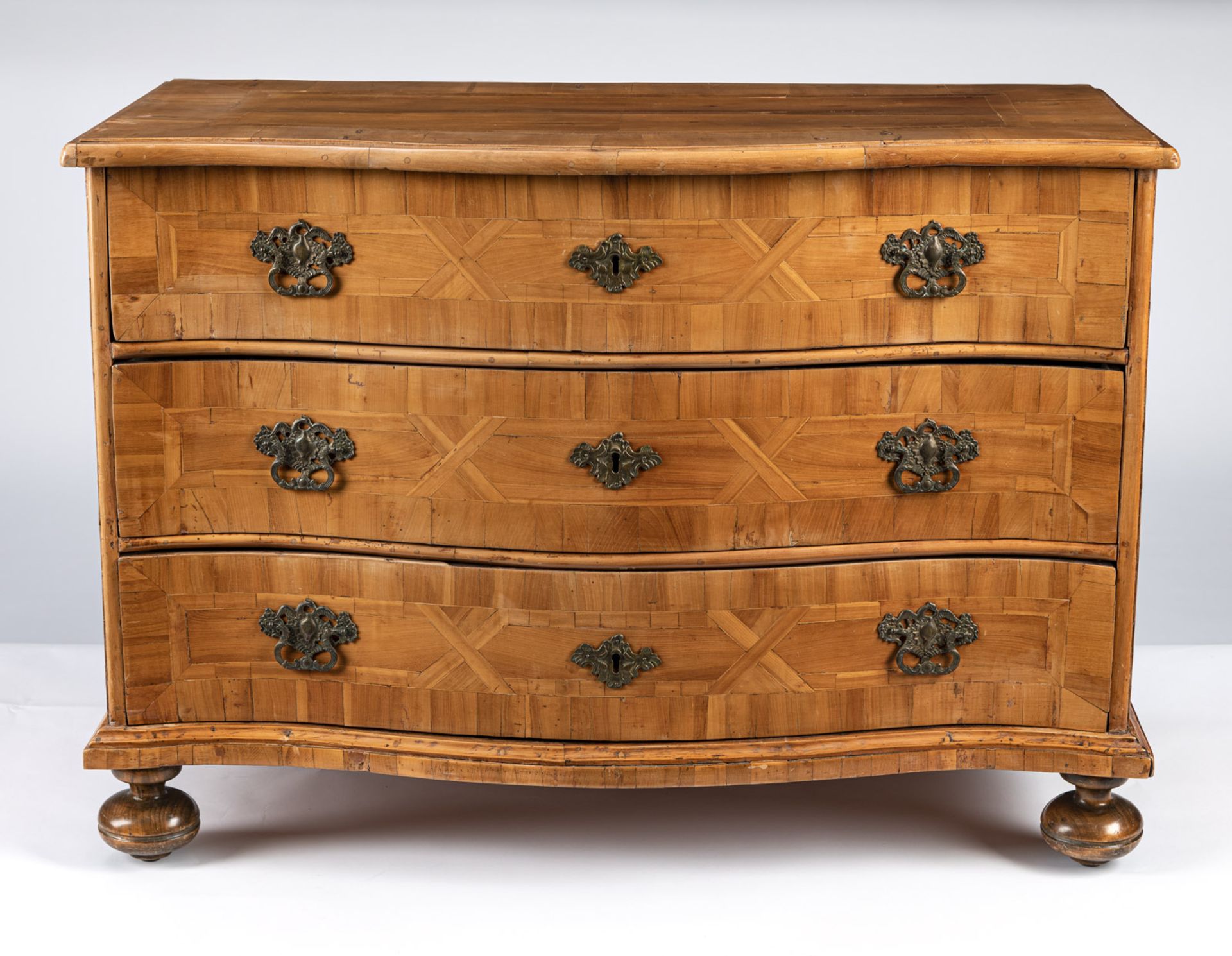 A SOUTH GERMAN FRUITWOOD COMMODE - Image 3 of 7