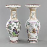 Paar 'Kutani'-Vasen mit figuralem Dekor