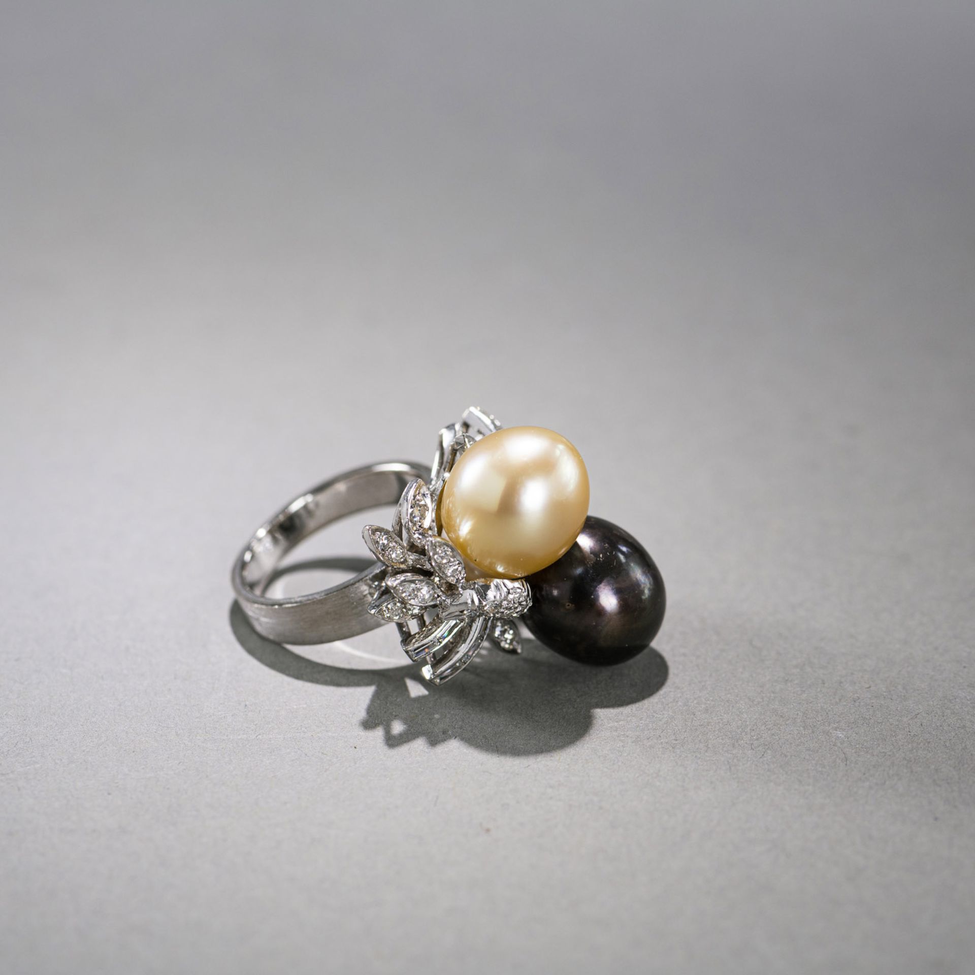 A DECORATIVE PEARL AND DIAMOND RING