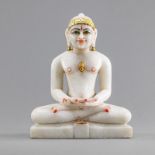 Skulptur des Buddha aus Alabaster mit polychromer und goldfarbener Bemalung