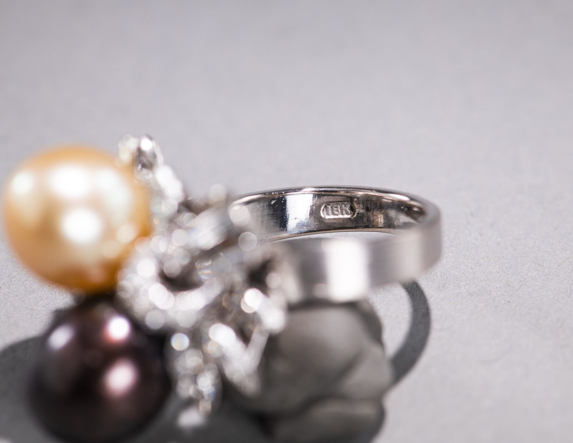 A DECORATIVE PEARL AND DIAMOND RING - Image 6 of 6