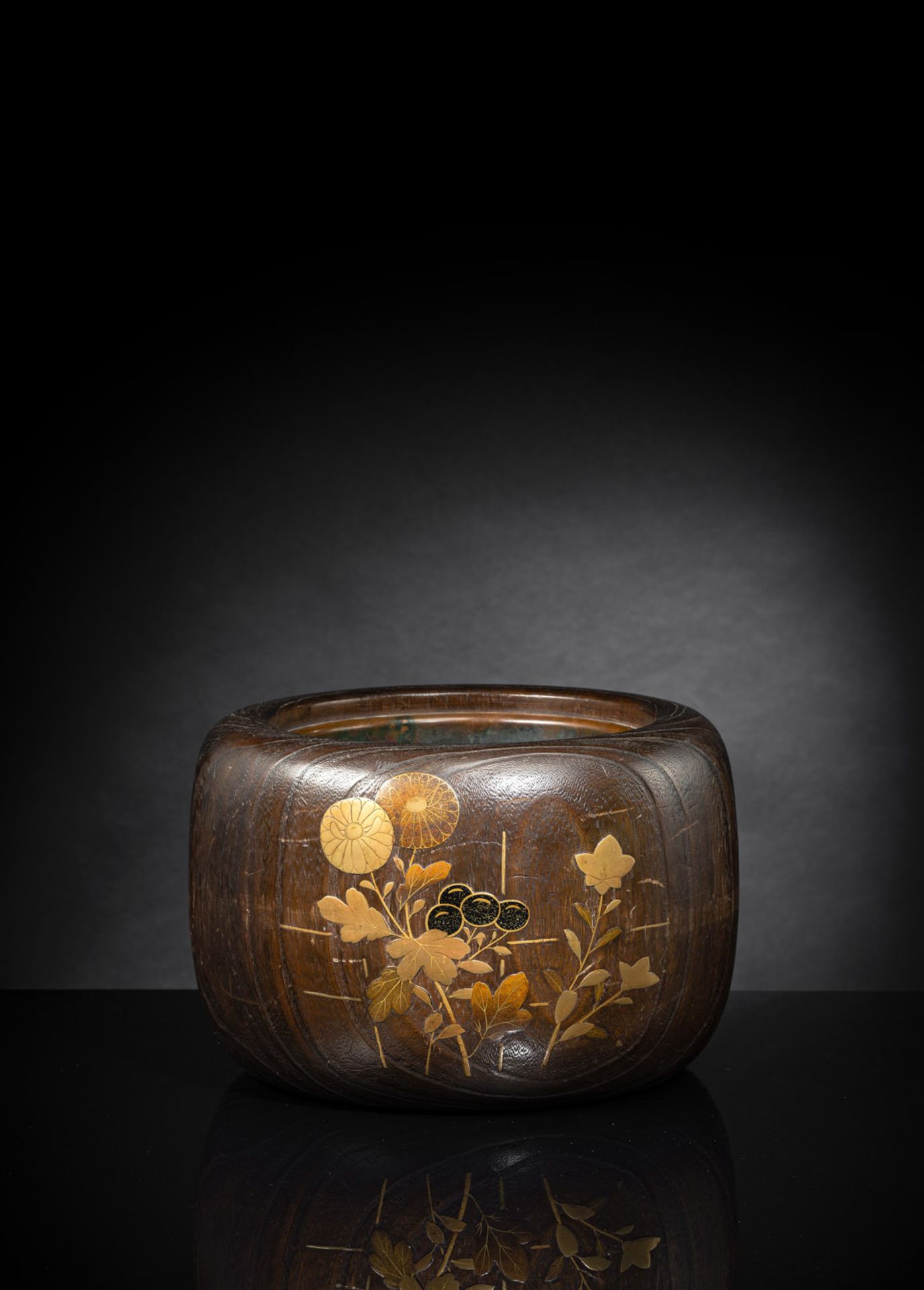Hibachi mit Herbstblüten aus Keyaki-Holz, gebürstet mit Goldlack. Innen Einsatz aus Kupferblech