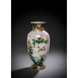 Cloisonné-Vase mit Dekor von Tauben im Flug in einer Landschaft mit rietgedeckten Häusern und blühe
