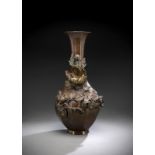 Vase aus Bronze mit appleziertem Dekor von Hibiskusblüten und Zweigen teils grünlich patiniert