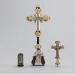 Miniaturkruzifix im Schaukästchen und zwei Kruzifixe