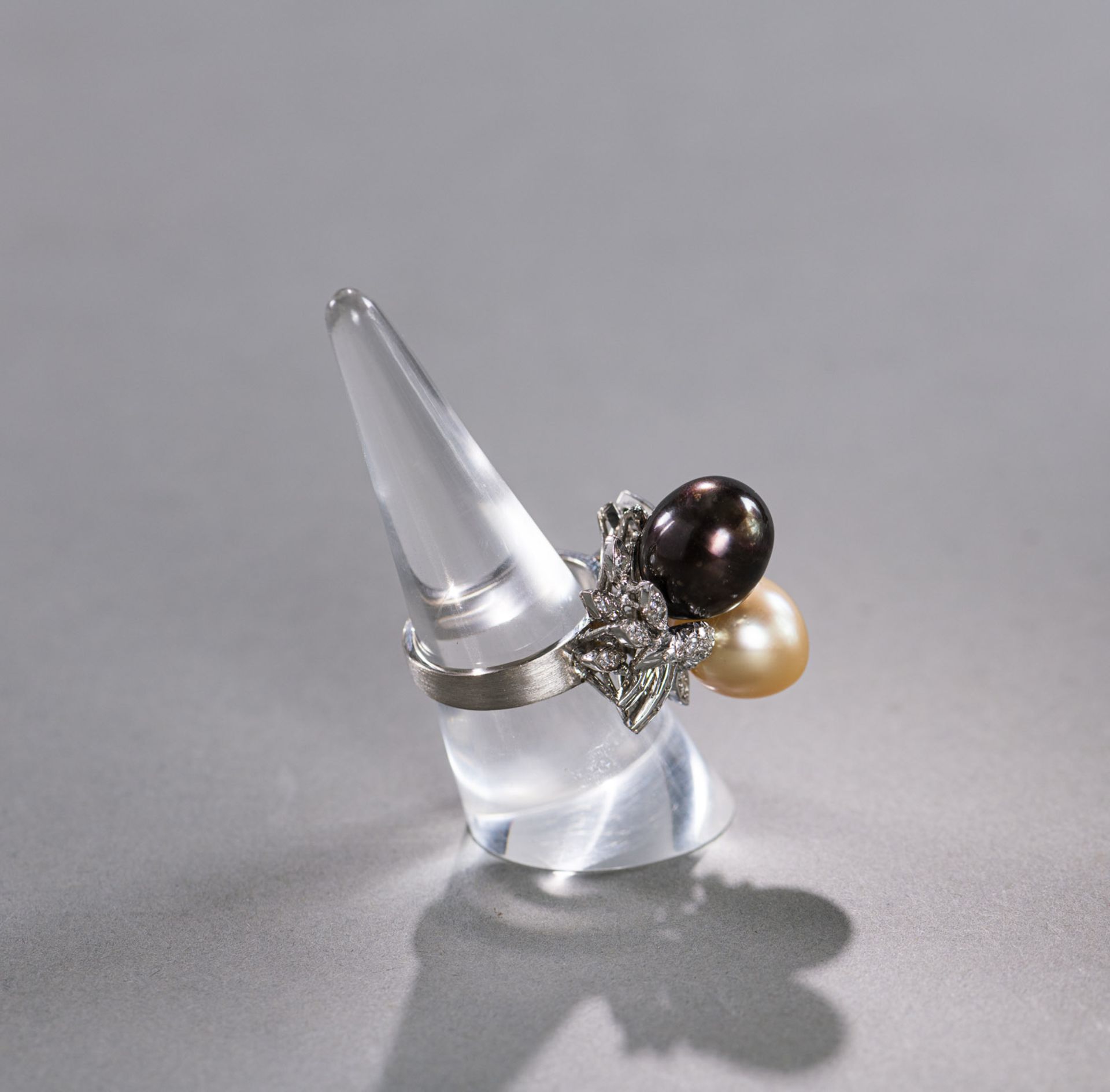 A DECORATIVE PEARL AND DIAMOND RING - Image 3 of 6