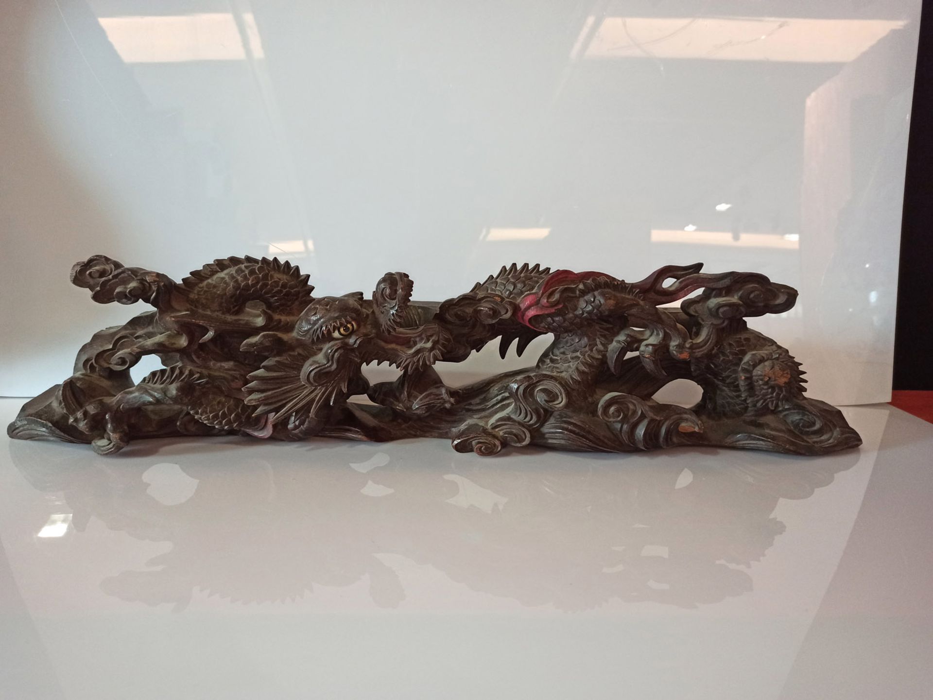 Zierleiste aus Holz mit geschnitztem Dekor eines sich windenden Drachens zwischen Gischt teils mit  - Bild 2 aus 5