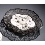 Feiner blütenförmiger Shibayma-Teller aus Elfenbein