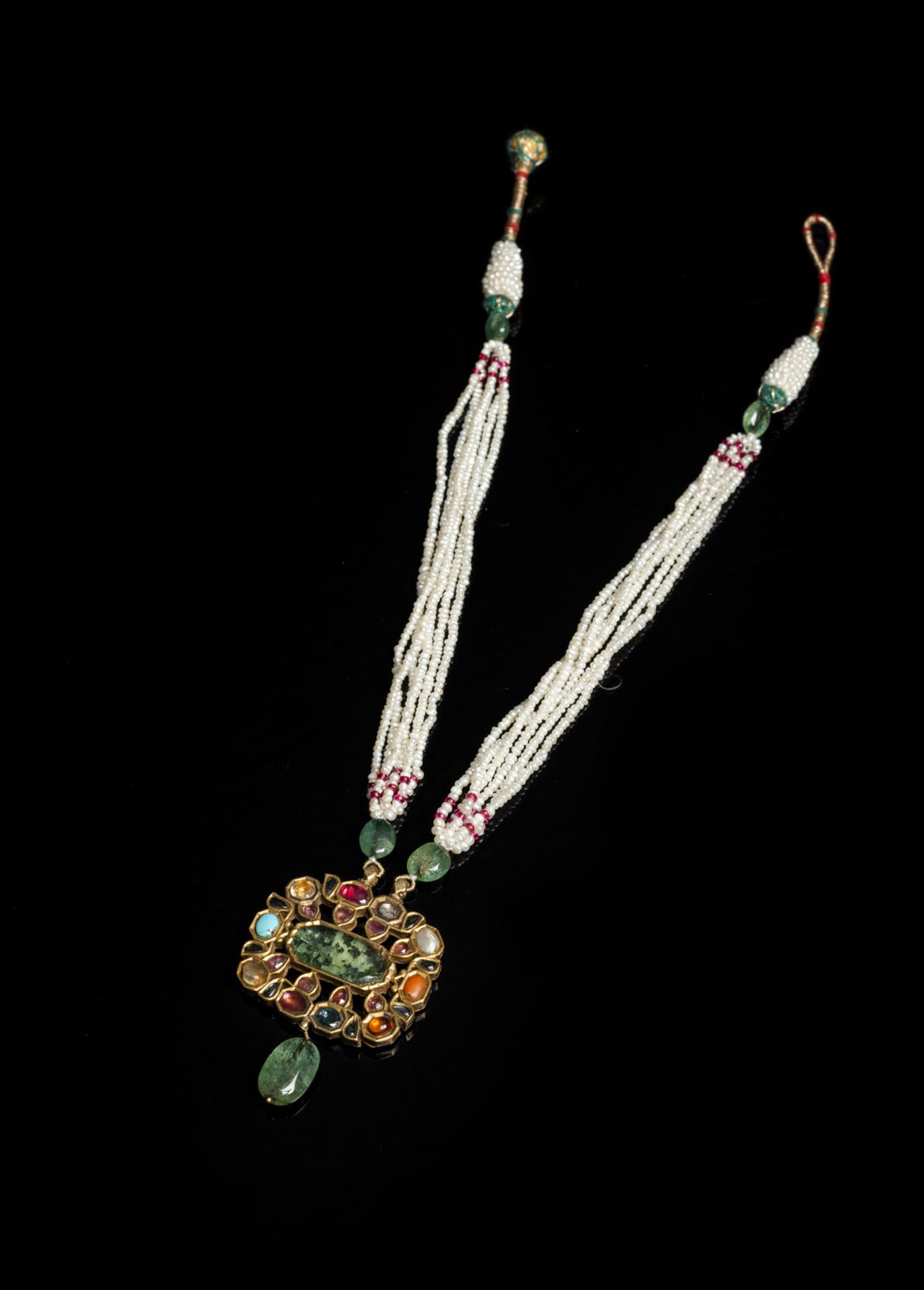 A PEARL NECKLACE WITH INLAID GOLD PENDANT IN MUGHAL STYLE - Image 2 of 5