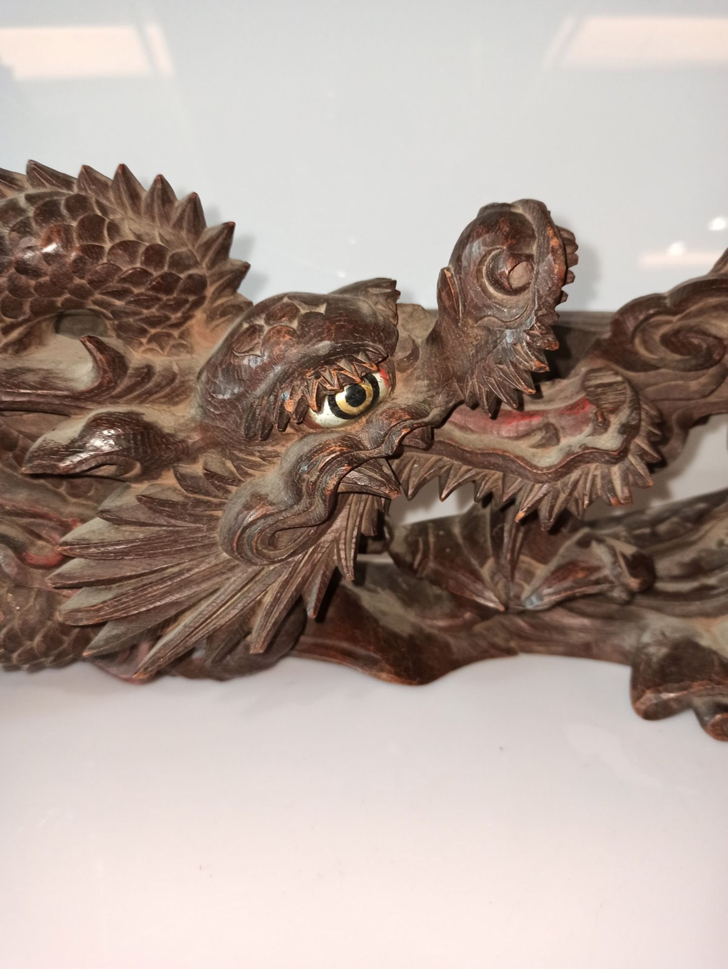 Zierleiste aus Holz mit geschnitztem Dekor eines sich windenden Drachens zwischen Gischt teils mit  - Bild 3 aus 5