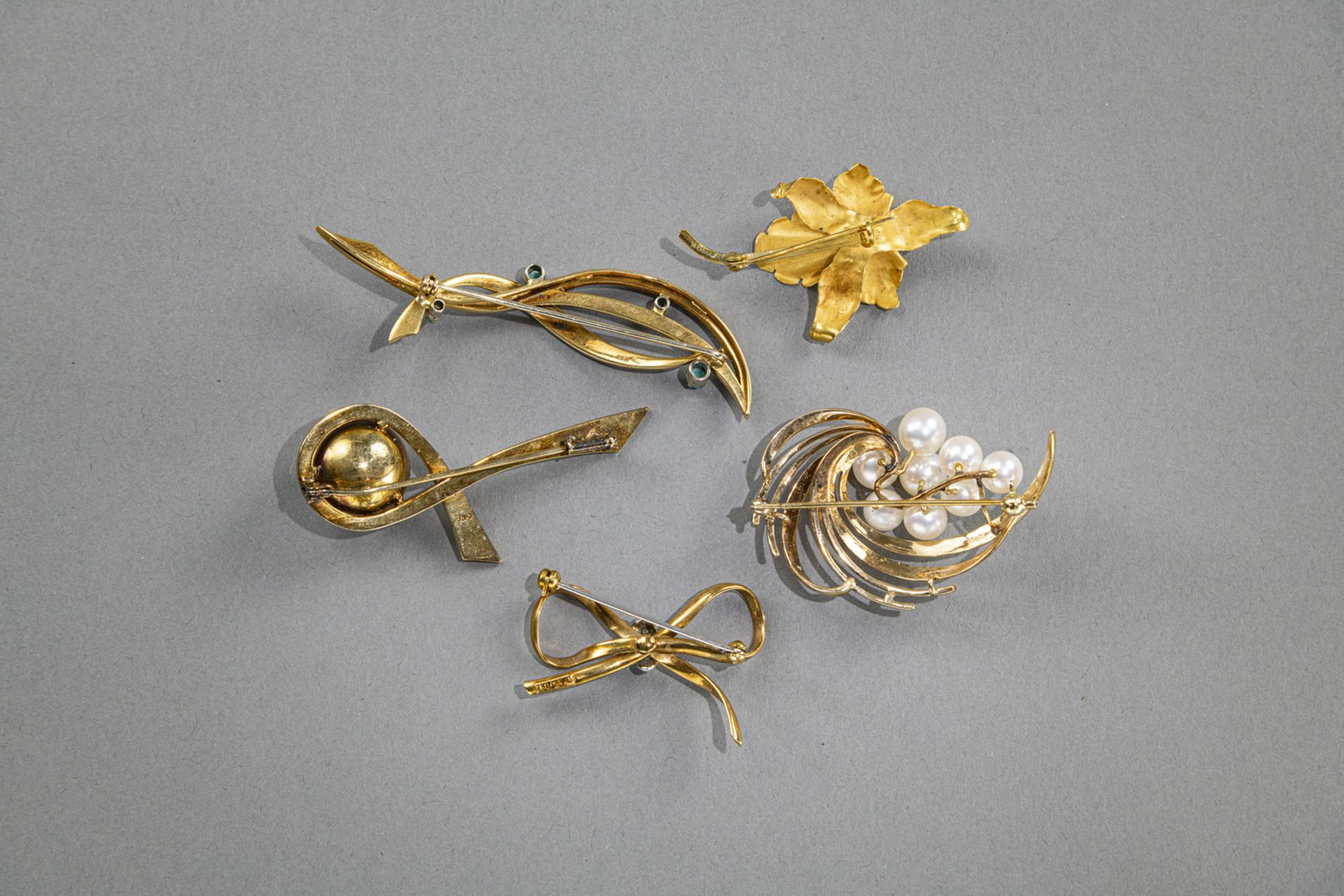 FIVE GOLD BROOCHES - Image 3 of 3