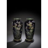 Paar feine Cloisonné-Vasen mit Dekor von blühenden Chrysanthemenstauden auf schwarzem Grund