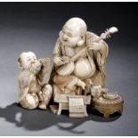 Feines Okimono aus Elfenbein mit Darstellung des musizierenden Hoteis nebst Trompete spielendem Kar
