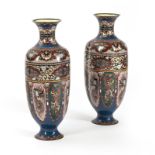 Paar Cloisonné-Vasen mit polychromem Dekor von Fabeltieren in lanzettförmigen Reserven und Brokatmu